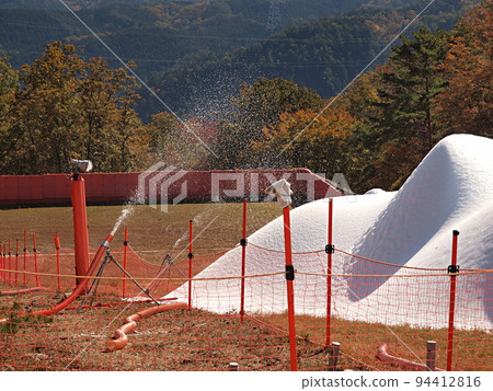 Scenery of making snow with an artificial snow machine 94412816