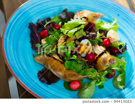 Salad with quail, berries and sauce 94413083