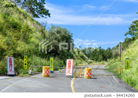 Completely closed sign Completely closed sign 94414260