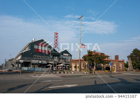 Port Angeles Wharf in dowtown Port Angeles, Washington. 94415107