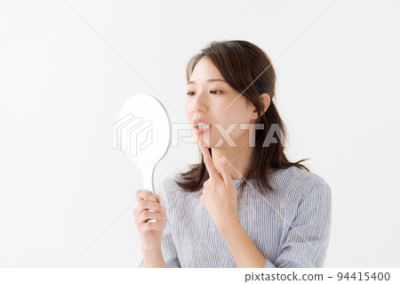 A woman in her twenties doing a dental check 94415400