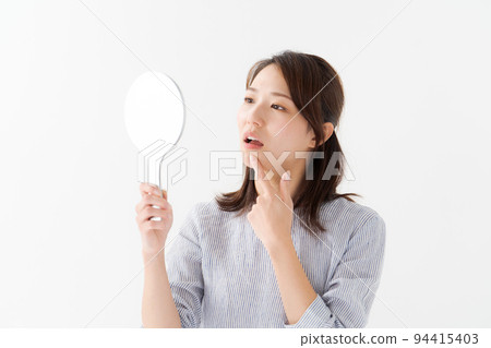 A woman in her twenties doing a dental check 94415403