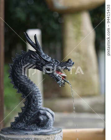Dragon mouth of the shrine chozuya 94415438