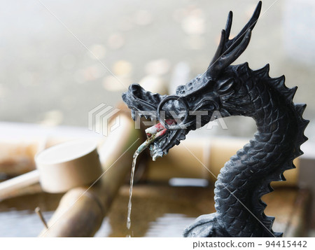 Dragon mouth of the shrine chozuya 94415442