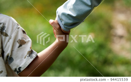 母子手牽手，在大自然的公園裡散步 94415539