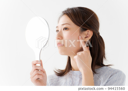 Portrait of a woman in her 30s Skin troubles Portrait of a woman in her 30s Skin troubles 94415560