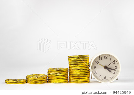 玩具金幣和手錶。資產管理形象 94415949