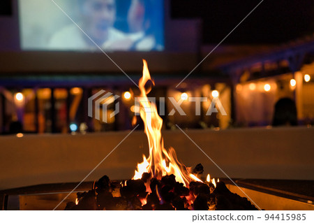 Watch a movie while having a bonfire at a glamping facility 94415985