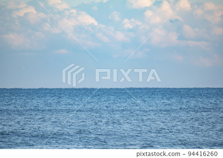 在夏天黃昏看到的平靜的海 94416260