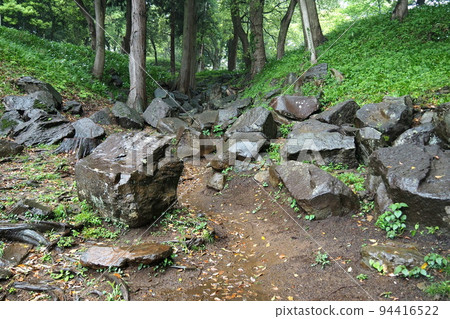 Ishigakiyama overnight castle ruins in the rain, east entrance of the old castle road [Odawara City, Kanagawa Prefecture] 94416522