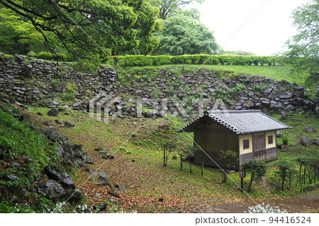 Ruins of Ishigakiyama Ichiya Castle in the Rain, Ruins of Stone Walls and Administration Building under the Stable Kuruwa [Odawara City, Kanagawa Prefecture] 94416524