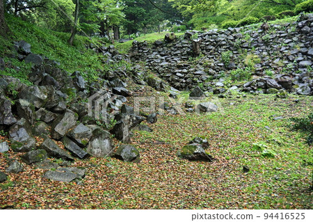 Ishigakiyama Ichiya castle ruins in the rain, stone wall ruins under the horse house enclosure (Ninomaru) [Odawara City, Kanagawa Prefecture] 94416525