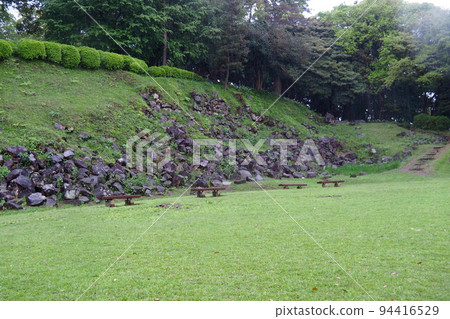 雨中的石垣山一谷城遺址，從黑輪小夜看到的本所黑輪石垣[神奈川縣小田原市] 94416529