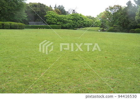 Ishigakiyama Ichiya castle ruins in the rain, a spacious stable enclosure (Ninomaru) [Odawara City, Kanagawa Prefecture] 94416530
