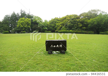 Ishigakiyama Ichiya castle ruins in the rain, a spacious stable enclosure (Ninomaru) [Odawara City, Kanagawa Prefecture] 94416531