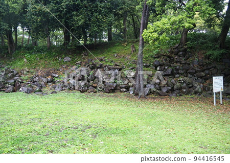 Ishigakiyama overnight castle ruins in the rain, Honjo Kuruwa stone wall ruins from Nishikuruwa [Odawara City, Kanagawa Prefecture] 94416545