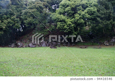 Ishigakiyama overnight castle ruins in the rain, Honjo Kuruwa stone wall ruins from Nishikuruwa [Odawara City, Kanagawa Prefecture] 94416546