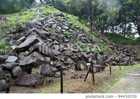 Ishigakiyama overnight castle ruins in the rain, stone wall ruins on the south side of Minami Kuruwa [Odawara City, Kanagawa Prefecture] 94416550