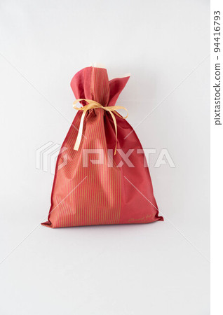 Wrapped gifts 94416793