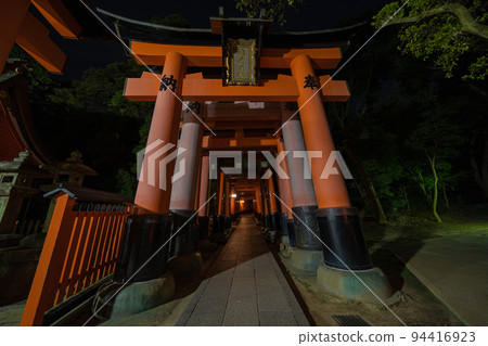 Fushimi Inari Taisha Shrine at midnight Thousand torii gates 94416923