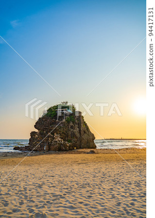 稻佐海灘弁天島日落(島根縣出雲市) 稻佐海灘弁天島日落(島根縣出雲市) 94417131