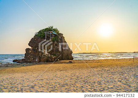 稻佐海灘弁天島日落(島根縣出雲市) 稻佐海灘弁天島日落(島根縣出雲市) 94417132