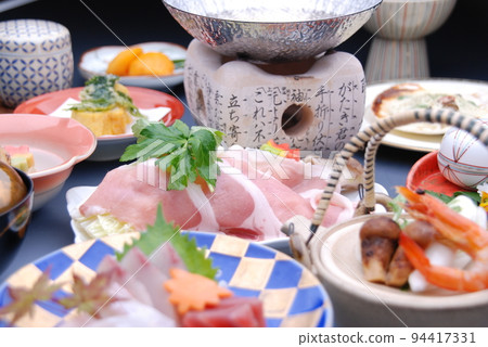 日式旅館晚餐供應懷石料理的圖片 日式旅館晚餐供應懷石料理的圖片 94417331