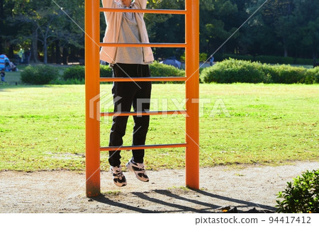 男子用公園保健設備鍛煉 男子用公園保健設備鍛煉 94417412