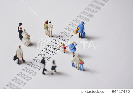走在年表旁邊的微型人物 走在年表旁邊的微型人物 94417470