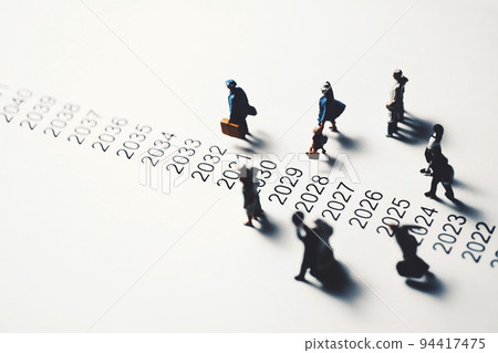走在年表旁邊的微型人物 94417475