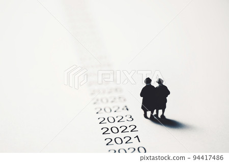 Miniature senior couple and chronology 94417486