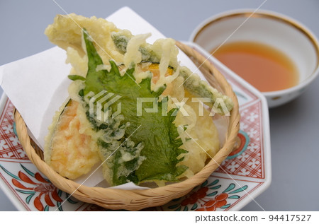 Tempura of white fish and seasonal vegetables 94417527