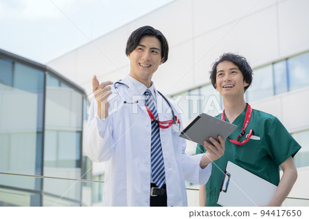 Two young male medical workers having a conversation.Photography cooperation "LINK FOREST" 94417650