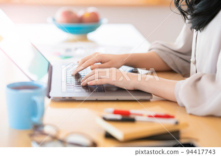 在休閒空間工作的女性 在休閒空間工作的女性 94417743