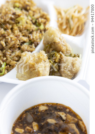 美味的外賣碎牛肉炒飯配炸雞和麻婆豆腐 94417800