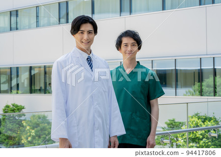 A portrait of two young male medical workers having a conversation, photography cooperation "LINK FOREST" 94417806