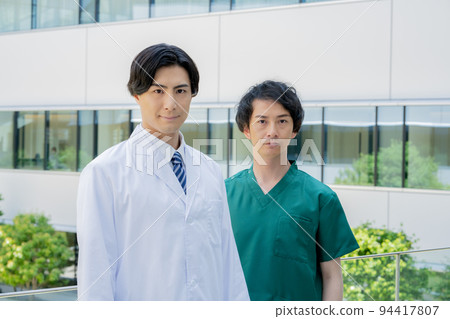A portrait of two young male medical workers having a conversation, photography cooperation "LINK FOREST" 94417807