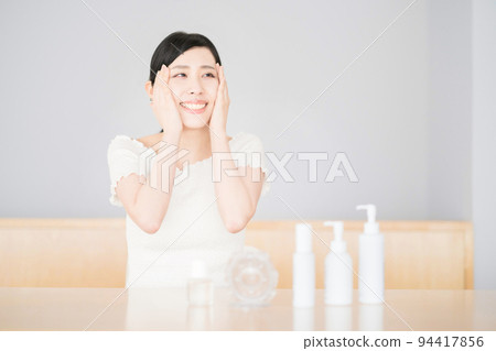 做皮膚自我護理的女人 94417856