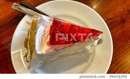 從上面拍攝的草莓蛋糕 從上面拍攝的草莓蛋糕 94418269