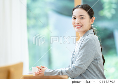 Female salesperson Businessman, office worker, business person, office worker Female salesperson Businessman, office worker, business person, office worker 94418798