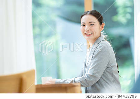 女推銷員 商人、上班族、商務人士、上班族 女推銷員 商人、上班族、商務人士、上班族 94418799