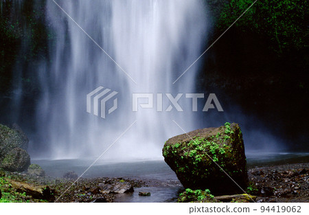 Water flow and moss in the waterfall Water flow and moss in the waterfall 94419062