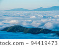 雲海中漂浮的山巒 94419473