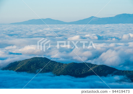 雲海中漂浮的山巒 雲海中漂浮的山巒 94419473