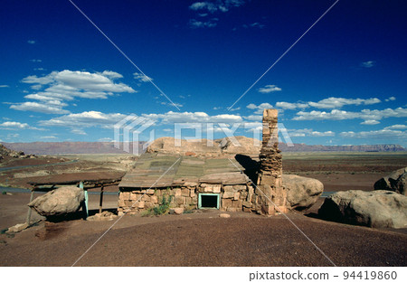 A stone house in the Arizona wilderness A stone house in the Arizona wilderness 94419860