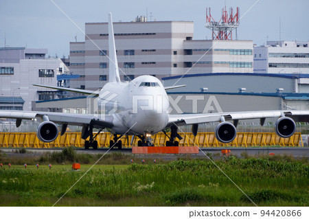 大型飛機準備在成田機場 A 跑道起飛 大型飛機準備在成田機場 A 跑道起飛 94420866