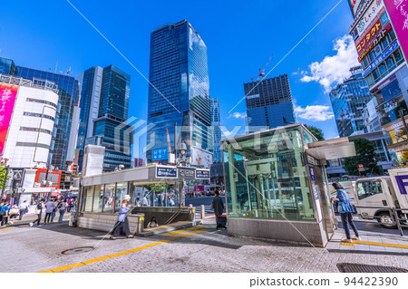 Tokyo cityscape in Japan Shibuya station entrance and elevator. Shibuya is no longer the same crowd as before the corona disaster = September 16 Tokyo cityscape in Japan Shibuya station entrance and elevator. Shibuya is no longer the same crowd as before the corona disaster = September 16 94422390