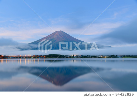 山梨河口湖_霧中紅富士的絕景 94422929