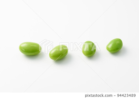 在白色背景上的毛豆 94423489