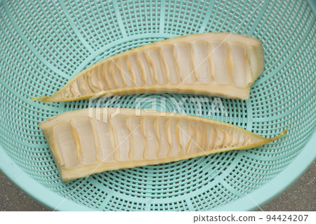 Making dried bamboo shoots 94424207